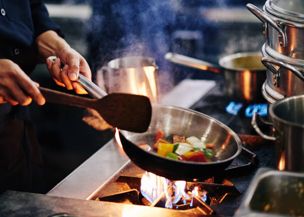 清潔な厨房で働くスタッフ